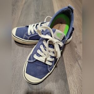 Cariuma canvas OCA size 8